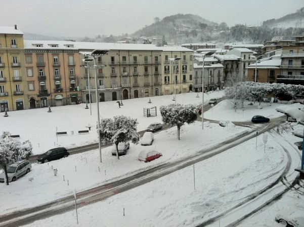 nevicata2-lunedi-mattina-6-febbraio-piazza-umberto