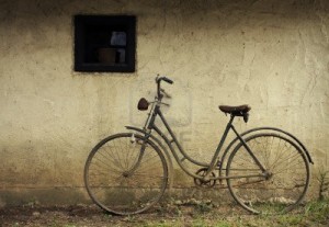 vecchia-bici-abbandonata-appoggiata-al-muro