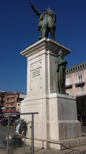 Atto vandalico al monumento ai caduti1